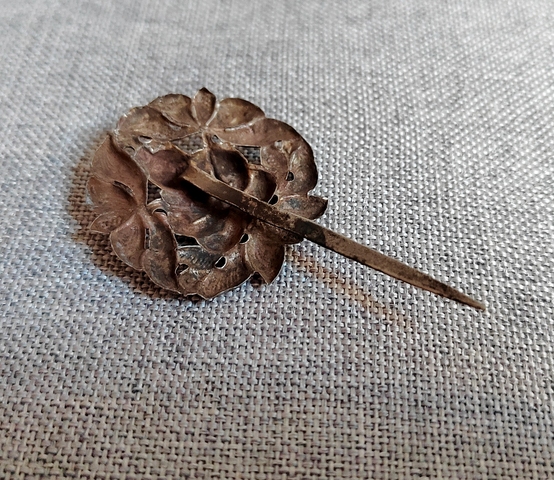 古玩陶瓷清代蓮花童子紋鏤空雕銀簪拍賣,當(dāng)前價格0元