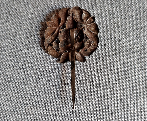 古玩陶瓷清代蓮花童子紋鏤空雕銀簪拍賣,當(dāng)前價格0元