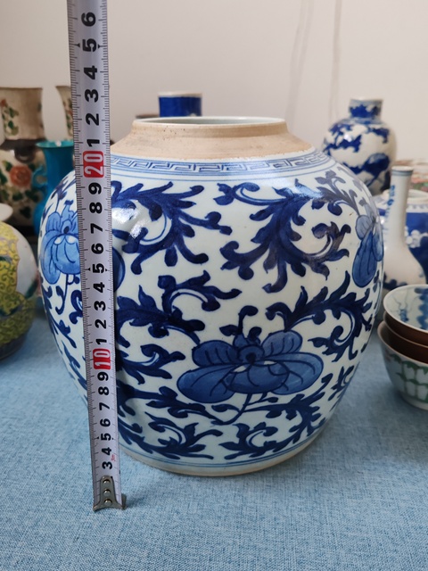 古玩陶瓷清中期青花纏枝花卉紋罐拍賣,當前價格1660元