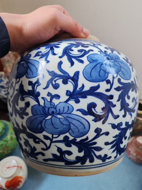 古玩陶瓷清中期青花纏枝花卉紋罐拍賣,當前價格1660元
