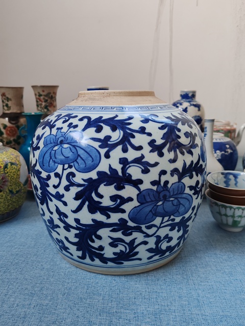古玩陶瓷清中期青花纏枝花卉紋罐拍賣,當前價格1660元