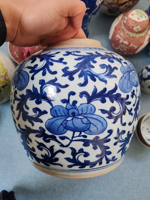 古玩陶瓷清中期青花纏枝花卉紋罐拍賣,當前價格1660元