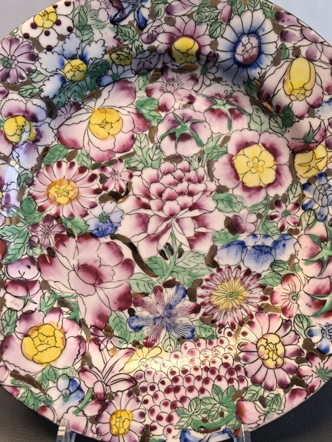 古玩陶瓷金地粉彩百花不落地紋折沿大盤拍賣,當前價格3500元