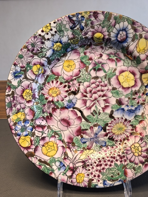 古玩陶瓷金地粉彩百花不落地紋折沿大盤拍賣,當前價格3500元