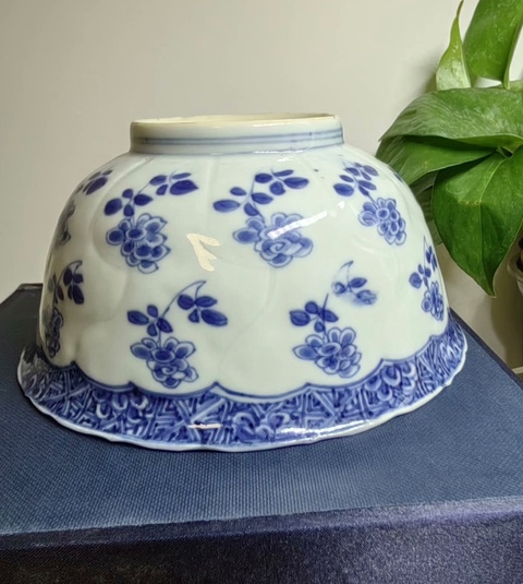 古玩陶瓷清康熙時期青花花卉壓印紋花口碗拍賣,當前價格2980元