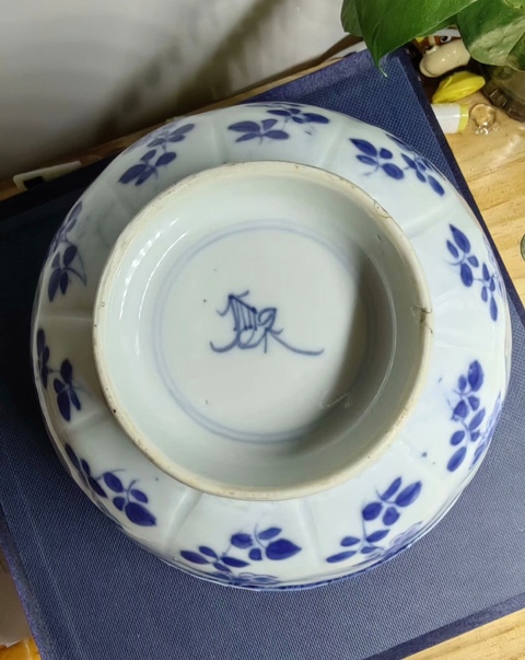 古玩陶瓷清康熙時期青花花卉壓印紋花口碗拍賣,當前價格2980元