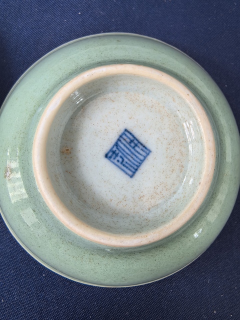 古玩陶瓷清中期豆青釉小蝶一對拍賣,當前價格666元