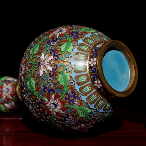 古玩雜項創匯·銅胎掐絲琺瑯纏枝寶相花紋蒜頭瓶真品鑒賞圖