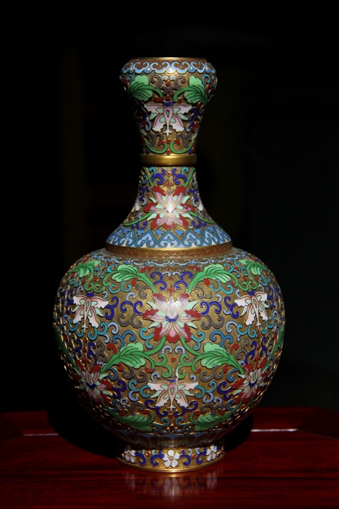 古玩雜項創匯·銅胎掐絲琺瑯纏枝寶相花紋蒜頭瓶真品鑒賞圖