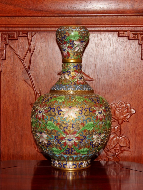 古玩雜項創匯·銅胎掐絲琺瑯纏枝寶相花紋蒜頭瓶真品鑒賞圖
