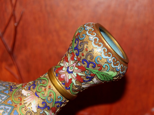 古玩雜項創匯·銅胎掐絲琺瑯纏枝寶相花紋蒜頭瓶真品鑒賞圖