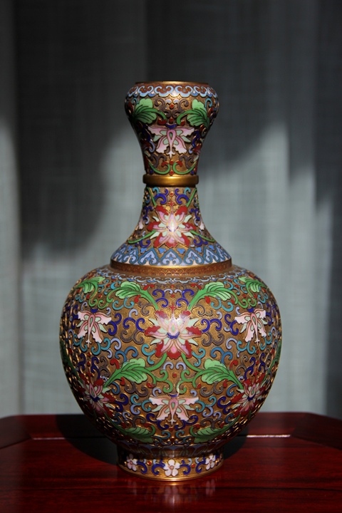 古玩雜項創匯·銅胎掐絲琺瑯纏枝寶相花紋蒜頭瓶真品鑒賞圖