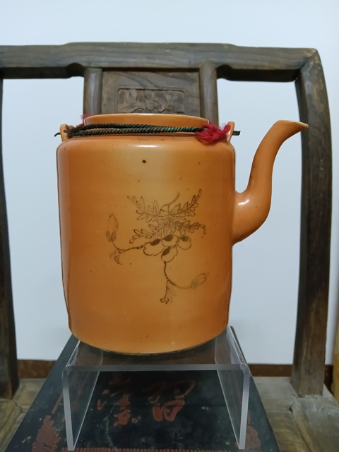 古玩陶瓷**紅釉描金花鳥紋提梁壺拍賣，當(dāng)前價格888元