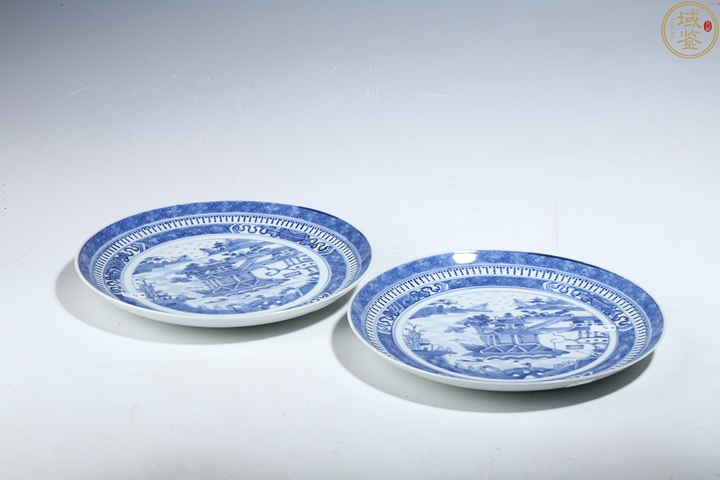 古玩陶瓷【精品】清中期青花山水樓臺亭閣紋盤一只拍賣，當(dāng)前價格1800元