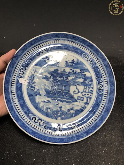 古玩陶瓷【精品】清中期青花山水樓臺亭閣紋盤一只拍賣，當(dāng)前價格1800元
