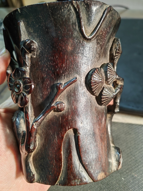 古玩雜項小葉紫檀木雕梅花枝桿形筆筒真品鑒賞圖