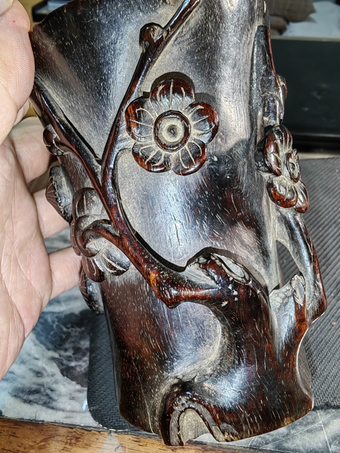 古玩雜項小葉紫檀木雕梅花枝桿形筆筒真品鑒賞圖