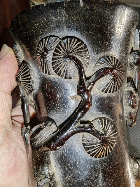 古玩雜項小葉紫檀木雕梅花枝桿形筆筒真品鑒賞圖