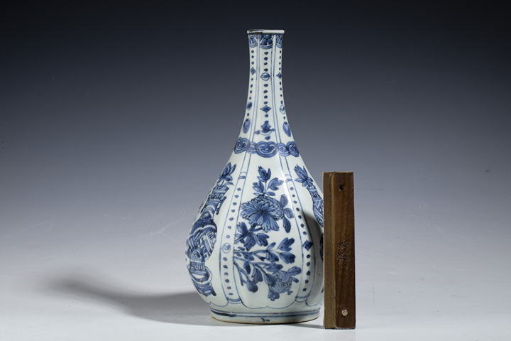 古玩陶瓷明晚·青花開窗博古花卉紋膽瓶拍賣,當前價格18888元