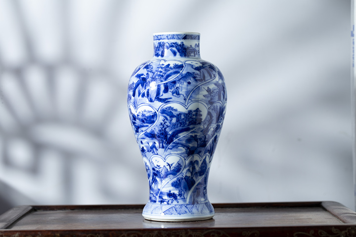 古玩陶瓷清康熙·青花開窗山水人物紋瓶拍賣，當前價格18888元
