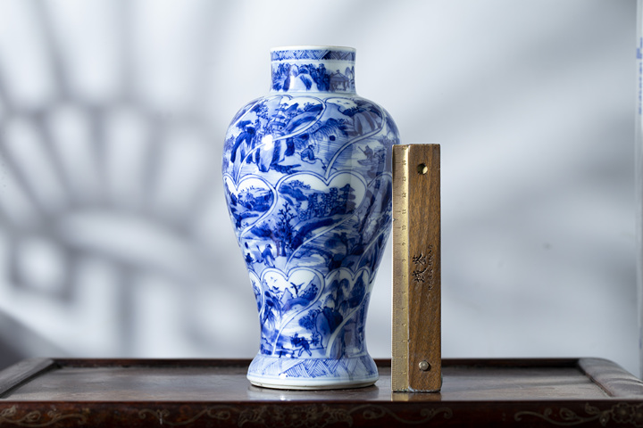 古玩陶瓷清康熙·青花開窗山水人物紋瓶拍賣，當前價格18888元