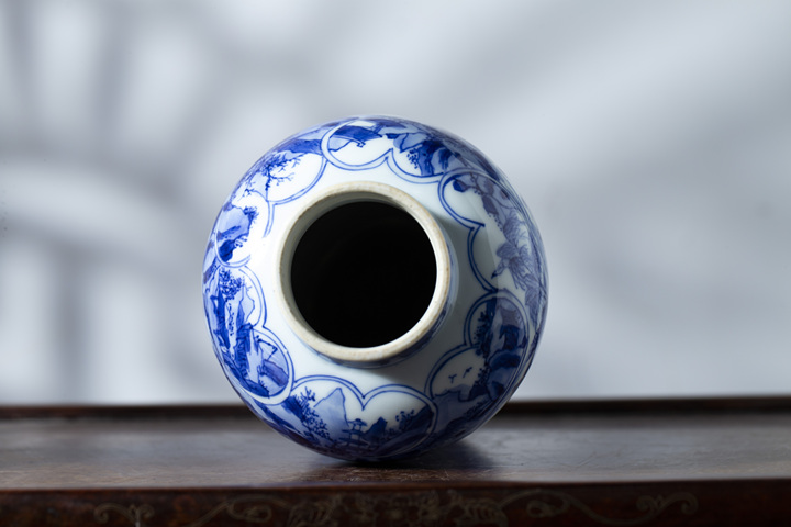 古玩陶瓷清康熙·青花開窗山水人物紋瓶拍賣，當前價格18888元