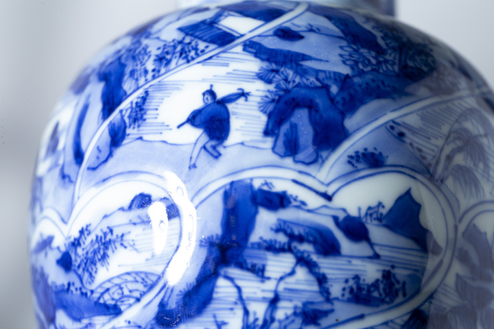 古玩陶瓷清康熙·青花開窗山水人物紋瓶拍賣，當前價格18888元
