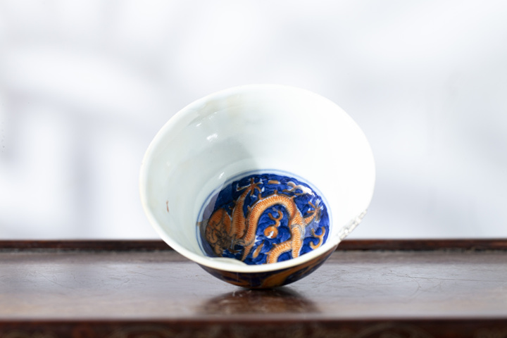 古玩陶瓷晚清·藍地礬紅趕珠龍紋茶碗拍賣,當前價格1998元