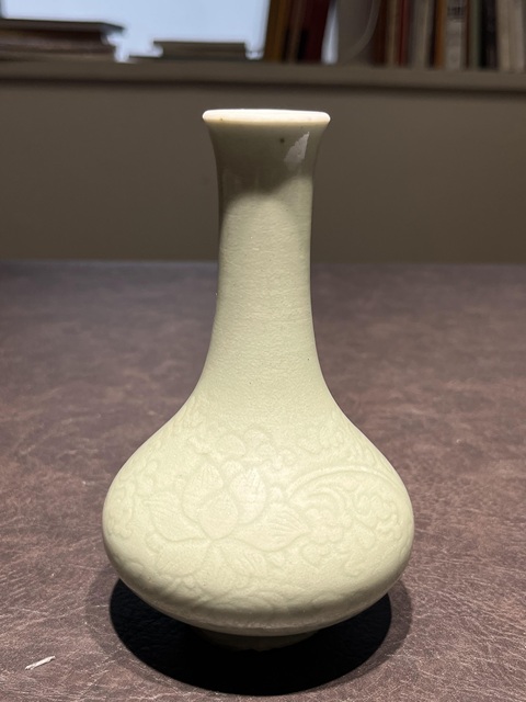古玩陶瓷清康熙青釉劃花花卉紋瓶拍賣,當前價格30000元