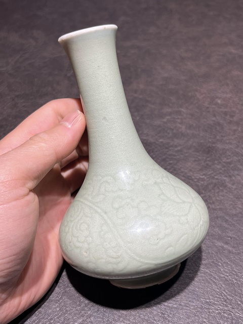 古玩陶瓷清康熙青釉劃花花卉紋瓶拍賣,當前價格30000元