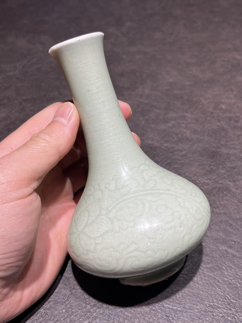 古玩陶瓷清康熙青釉劃花花卉紋瓶拍賣,當前價格30000元