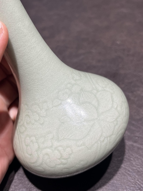 古玩陶瓷清康熙青釉劃花花卉紋瓶拍賣,當前價格30000元
