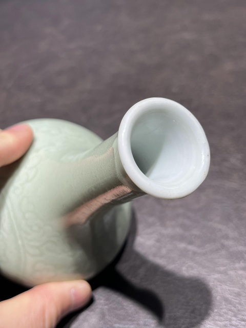 古玩陶瓷清康熙青釉劃花花卉紋瓶拍賣,當前價格30000元