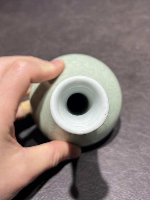 古玩陶瓷清康熙青釉劃花花卉紋瓶拍賣,當前價格30000元