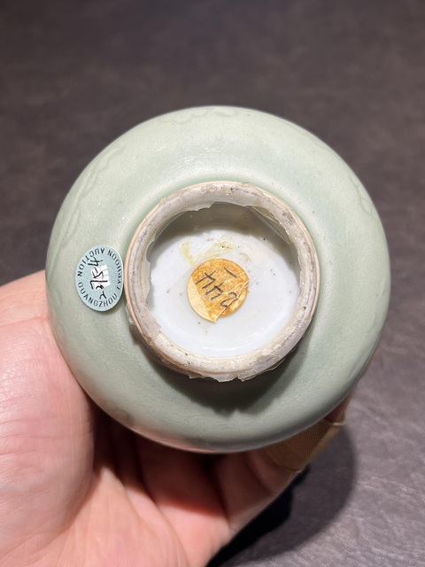 古玩陶瓷清康熙青釉劃花花卉紋瓶拍賣,當前價格30000元