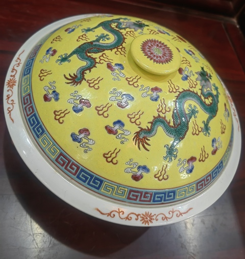 古玩陶瓷黃地粉彩趕珠龍紋蓋鍋拍賣,當前價格310元