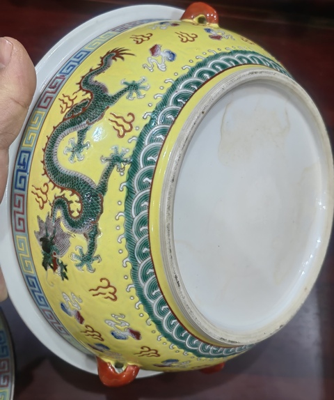 古玩陶瓷黃地粉彩趕珠龍紋蓋鍋拍賣,當前價格310元