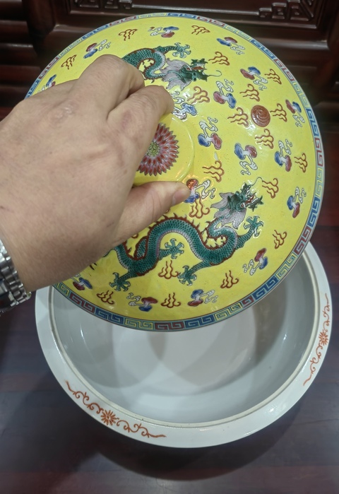 古玩陶瓷黃地粉彩趕珠龍紋蓋鍋拍賣,當前價格310元