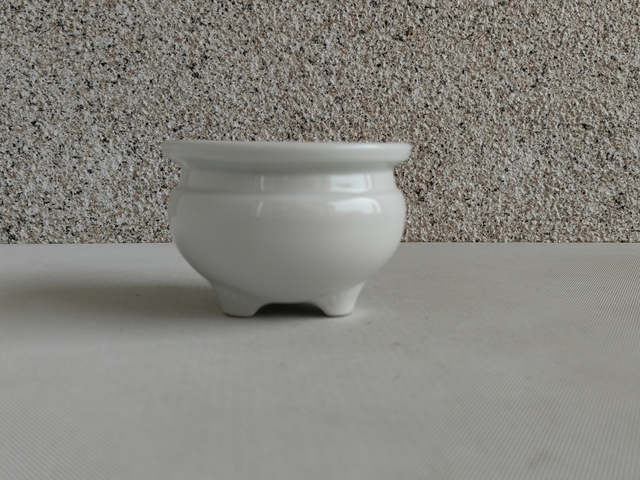 古玩陶瓷白釉三足香爐拍賣(mài),當(dāng)前價(jià)格298元
