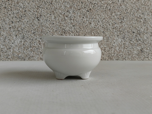 古玩陶瓷白釉三足香爐拍賣(mài),當(dāng)前價(jià)格298元