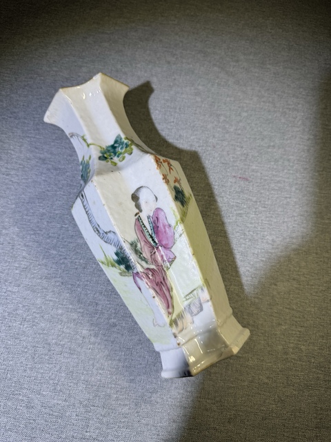 古玩陶瓷清代晚期淺降彩仕女思春紋雙聯(lián)瓶方圣瓶拍賣(mài),當(dāng)前價(jià)格3500元