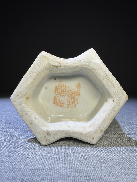 古玩陶瓷清代晚期淺降彩仕女思春紋雙聯(lián)瓶方圣瓶拍賣(mài),當(dāng)前價(jià)格3500元