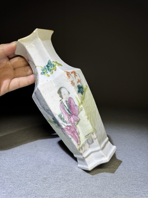 古玩陶瓷清代晚期淺降彩仕女思春紋雙聯(lián)瓶方圣瓶拍賣(mài),當(dāng)前價(jià)格3500元