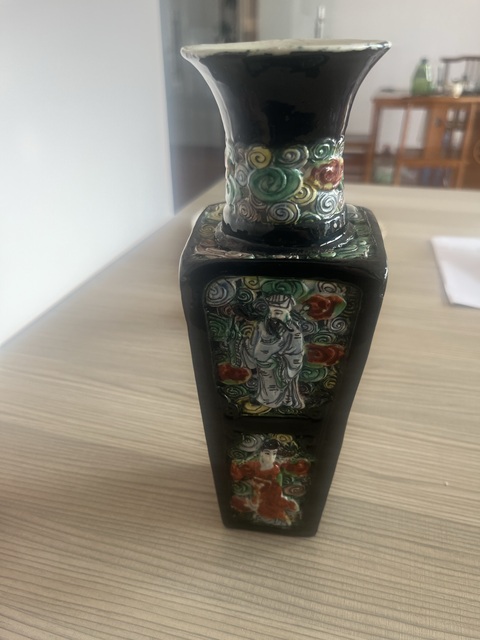 古玩陶瓷墨地粉彩堆塑八仙人物瓶拍賣，當(dāng)前價(jià)格1880元