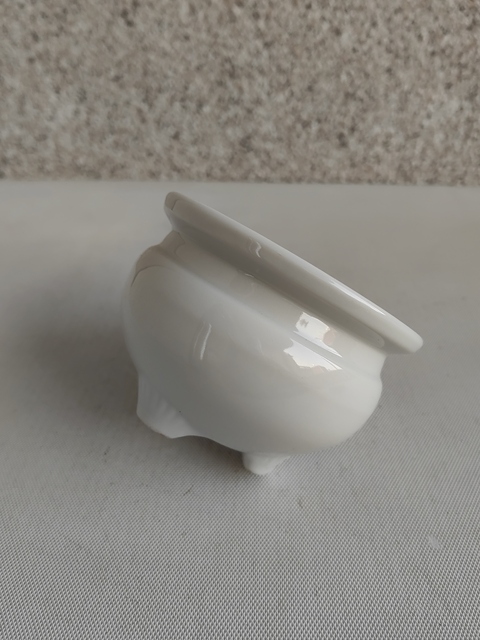 古玩陶瓷白釉三足香爐拍賣(mài),當(dāng)前價(jià)格298元