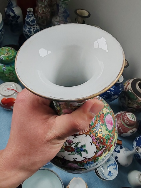 古玩陶瓷民國至解放后時期廣彩花卉蝴蝶紋賞瓶拍賣，當前價格980元