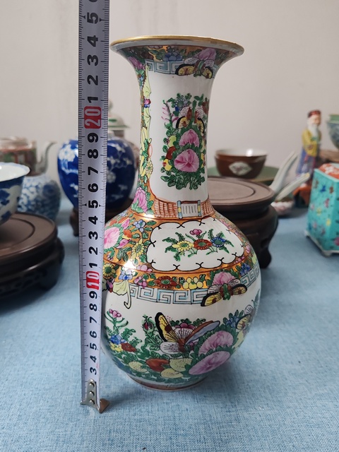 古玩陶瓷民國至解放后時期廣彩花卉蝴蝶紋賞瓶拍賣，當前價格980元