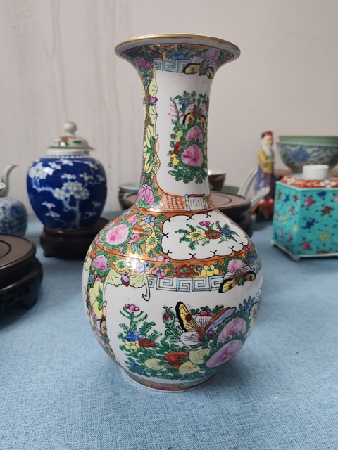 古玩陶瓷民國至解放后時期廣彩花卉蝴蝶紋賞瓶拍賣，當前價格980元