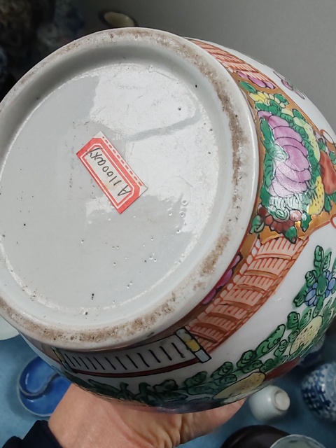 古玩陶瓷民國至解放后時期廣彩花卉蝴蝶紋賞瓶拍賣，當前價格980元