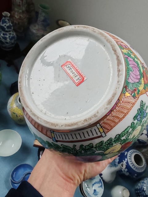 古玩陶瓷民國至解放后時期廣彩花卉蝴蝶紋賞瓶拍賣，當前價格980元